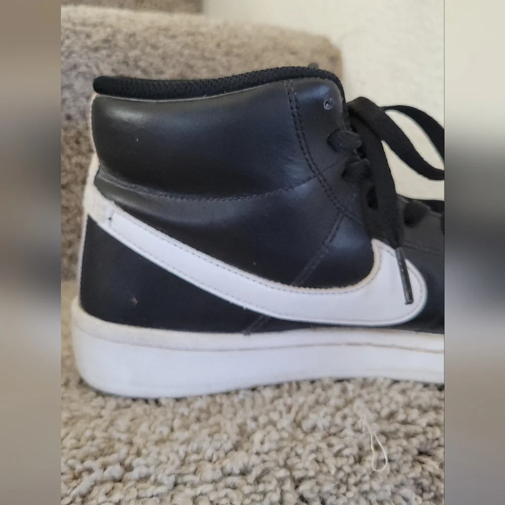 Nike Court Royale 2 Mid sneakers in black and white. Size 7